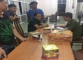 Phát hiện 108 viên pháo hoa giấu trong thùng mì tôm