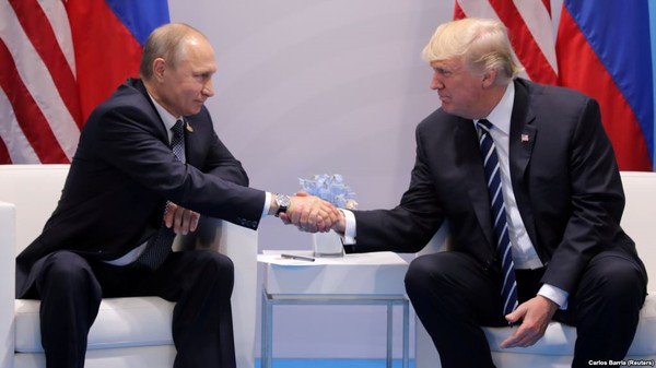 Tổng thống Mỹ Donald Trump (phải) quyết định kéo dài trừng phạt Nga, một ngày sau khi Tổng thống Nga Vladimir Putin (trái) cứng rắn về vũ khí hạt nhân. Ảnh: REUTERS