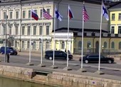 Đoàn xe ông Putin đến nơi thượng đỉnh, chưa thấy ông Trump đâu