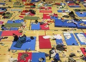 Hong Kong: 100 người trong trường quyết không nộp mình dù đói