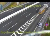 Đề nghị xử phạt tài xế xe hơi chạy lùi trên cao tốc