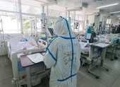Video: Cận cảnh y bác sĩ Chợ Rẫy giành giật sự sống cho bệnh nhân COVID-19 nặng