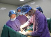 Người phụ nữ phải ngủ nghiêng vì... ngực 'khủng'