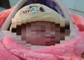 Bé trai sơ sinh còn nguyên dây rốn bị bỏ rơi trước cửa nhà dân