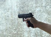 Mâu thuẫn trong quán, trung úy công an ở Bình Dương bắn người