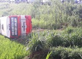 Xe buýt lật dưới ruộng, 2 người tử vong, 8 người bị thương