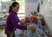 Nghề nuôi bệnh 'cứu' những gia đình neo đơn