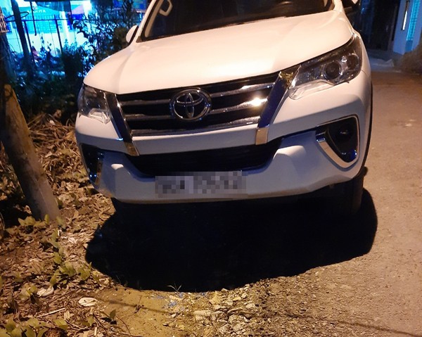 Chiếc xe ô tô biển trắng có ghi chữ