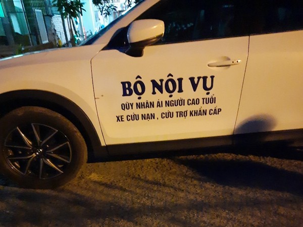 Chiếc xe ô tô biển trắng có ghi chữ