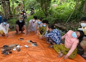 Nhóm người sử dụng bộ đàm lên núi đánh bạc