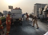 Xe tải vô danh thả đá sỏi tràn cầu vượt Quang Trung
