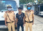 Tài xế ô tô cầm kim tiêm 'dọa' CSGT rồi nhảy xuống ao