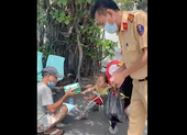 Chốt CSGT đặt thêm cơm trưa mỗi ngày cho 2 cha con bảo vệ thất nghiệp