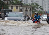 Cách lái ô tô 'thoát hiểm' vượt qua đường ngập nước