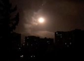 Syria bắn hạ 13 tên lửa nã vào 2 căn cứ không quân