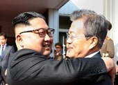 Lãnh đạo Hàn-Triều ôm nhau thân mật ở lần gặp thứ 2 bất ngờ