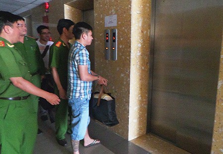 Thanh được đưa ra ra khỏi căn hộ của mình tại chung cư Sunview1