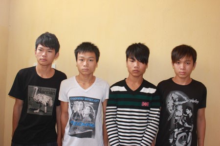 Nét mặt sợ hãi của 4 thanh thiếu niên được đăng tải trên báo chí địa phương