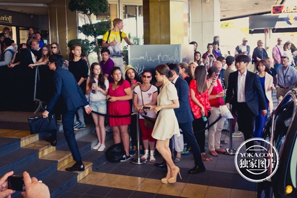 Sau buổi họp báo, Song Hye Kyo nhanh chóng quay trở về khách sạn JW Marriott để thay trang phục dự tiệc sẽ diễn ra sau đó.