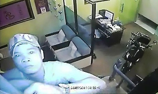 Lấy áo mưa trùm camera Lấy áo mưa trùm camera