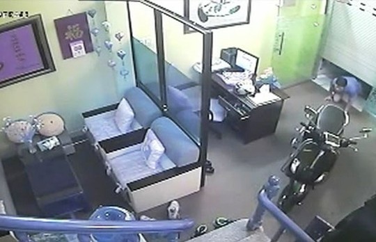 Kẻ trộm chui vào nhà sau khi lấy được chìa khóa Kẻ trộm chui vào nhà sau khi lấy được chìa khóa