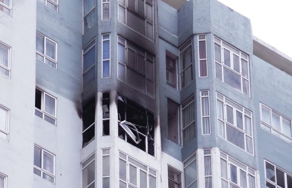 Thông tin ban đầu cho biết, thời điểm trên, người dân nghe một tiếng nổ lớn phát ra từ căn hộ trên rồi ngọn lửa bốc lên rất mạnh, phá vỡ kính cửa sổ rơi xuống đường.