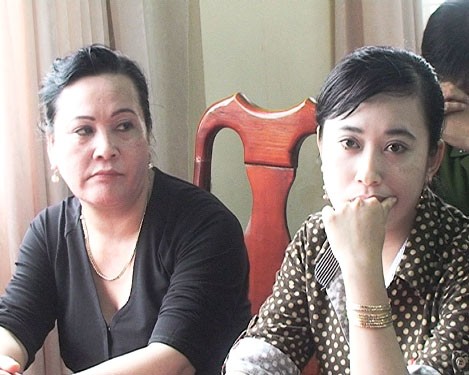 Mẹ con bà Út tại buổi kiểm điểm trước dân Mẹ con bà Út tại buổi kiểm điểm trước dân