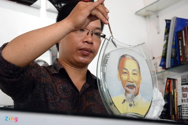 Làm tranh cát đòi hỏi sự tỉ mỉ và cũng lắm công phu, mỗi bức tranh trung bình làm từ 2 đến 3 ngày, có những bức tranh lớn làm 5 ngày mới hoàn thành.