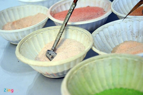 Sử dụng những màu cát tự nhiên nhất, các bức tranh của anh đã khắc họa chân thật nhất về hình ảnh vị lãnh tụ cao quý của dân tộc Việt Nam.