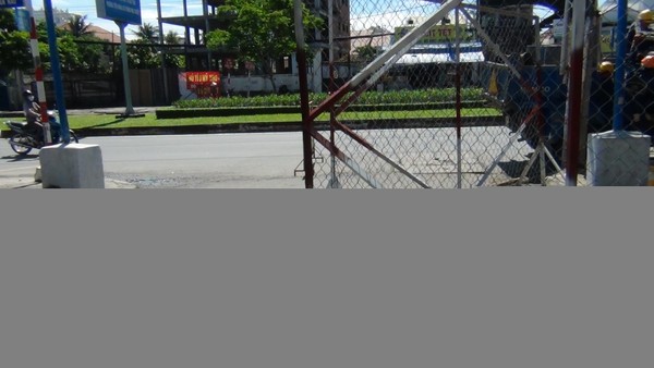 Chiếc hố chiếm gần nửa làn đường số 21.