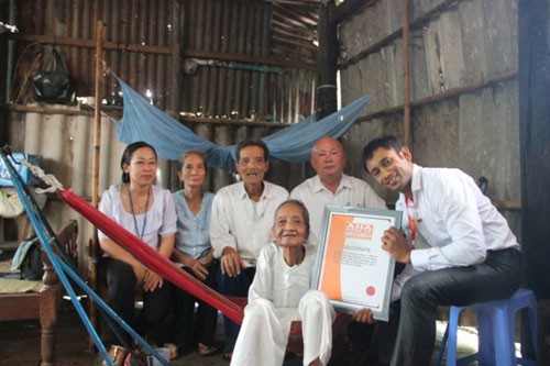 Tổng Giám đốc Tổ chức Kỷ lục châu Á Biswaroop Roy Chowhury trao bằng xác lập kỷ lục Cụ bà cao tuổi nhất châu Á cho cụ Nguyễn Thị Trù (121 tuổi). (Ảnh do VietKings cung cấp) Tổng Giám đốc Tổ chức Kỷ lục châu Á Biswaroop Roy Chowhury trao bằng xác lập kỷ lục Cụ bà cao tuổi nhất châu Á cho cụ Nguyễn Thị Trù (121 tuổi). (Ảnh do VietKings cung cấp)