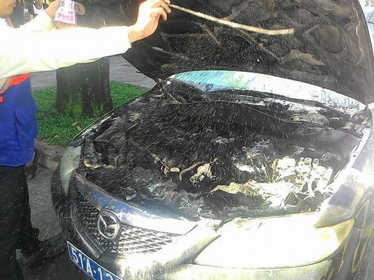 Phần máy đầu xe ôtô cháy đen. Phần máy đầu xe ôtô cháy đen.