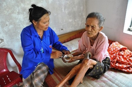 Bà Đoàn Thị Tươi, con gái cụ Ngôn là người duy nhất chăm sóc cụ.