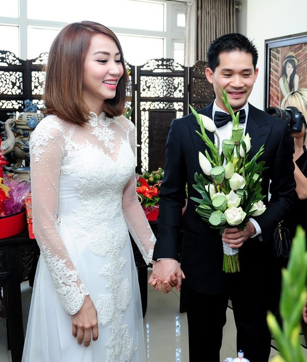 Ngân Khánh và ông xã Việt kiều hôn say đắm tại lễ rước dâu