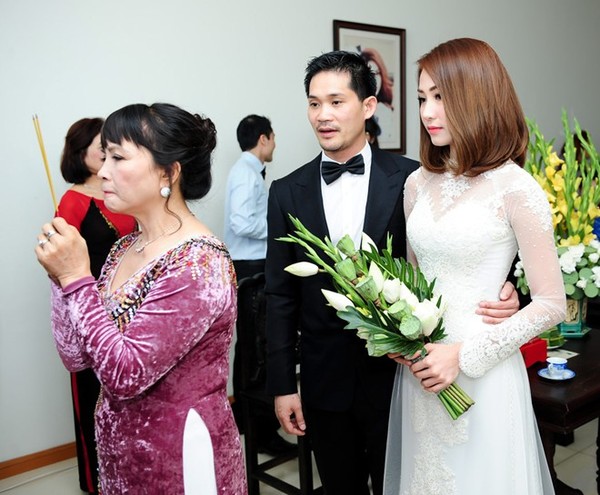 Ngân Khánh và ông xã Việt kiều hôn say đắm tại lễ rước dâu