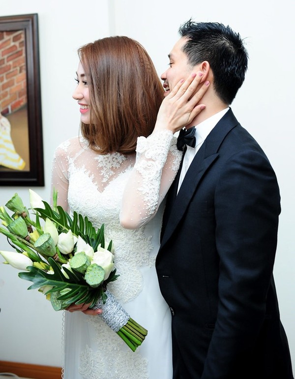 Ngân Khánh và ông xã Việt kiều hôn say đắm tại lễ rước dâu
