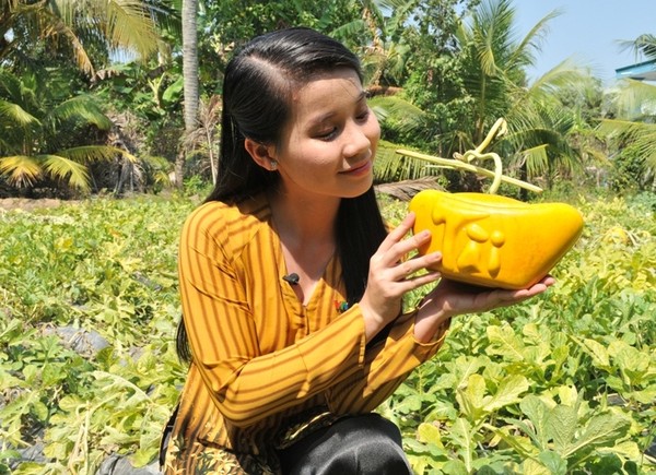Một cặp dưa thỏi vàng nổi chữ Tài - Lộc thế này có giá 3,5 triệu đồng