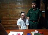 Giấu gần 750 viên ma túy trong ống quần