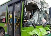 Tông ô tô liên hoàn ở An Sương, khách xe buýt hoảng loạn
