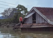 Dân vùng lũ Quảng Bình co ro chờ nước rút