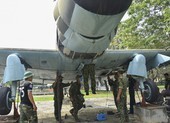 Tháo máy bay, xe tăng trong bảo tàng để dời về chỗ mới