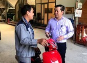 Người 'dừng xe nhặt tiền gây tai nạn' được tặng xe máy