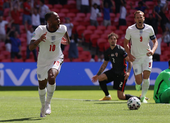 Sterling cau có, tuyển Anh lo sốt vó