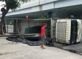 Xe chở máy dập sắt lật trước nhà hàng tiệc cưới ở Bình Tân
