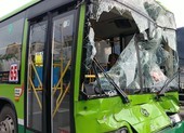 Tông ô tô liên hoàn ở An Sương, khách xe buýt hoảng loạn