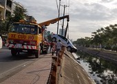 Ô tô lao xuống kênh, người đàn ông mắc kẹt bên trong