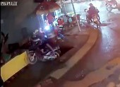 Bình Chánh: Xe máy sụp hố sâu hơn 3m, thanh niên trọng thương