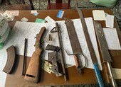 Người dân quận 11 giao nộp súng đạn được tặng bánh trung thu