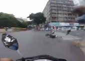 2 nghi can cướp giật thương vong vì tông xe vào dải phân cách
