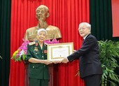 Tổng Bí thư, Chủ tịch nước trao huy hiệu cho ông Lê Khả Phiêu
